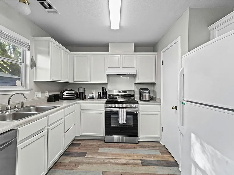 9000 Wellesley Dr — Photo 3