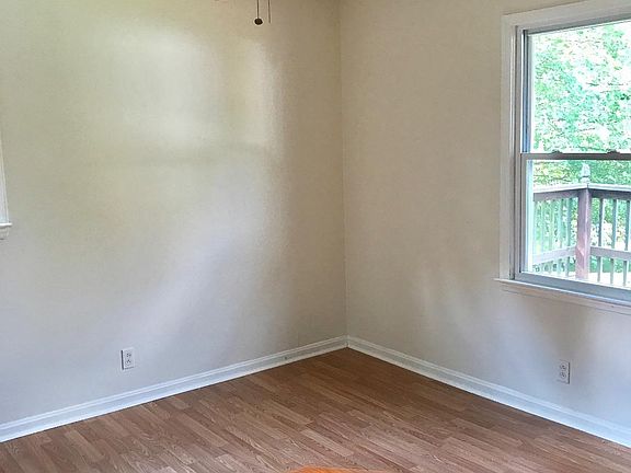 4th image of 220 Highwood Dr
