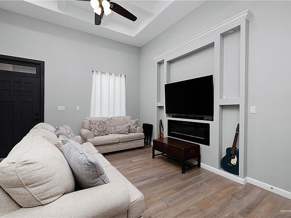 3rd image of 732 N Kika De La Garza Blvd