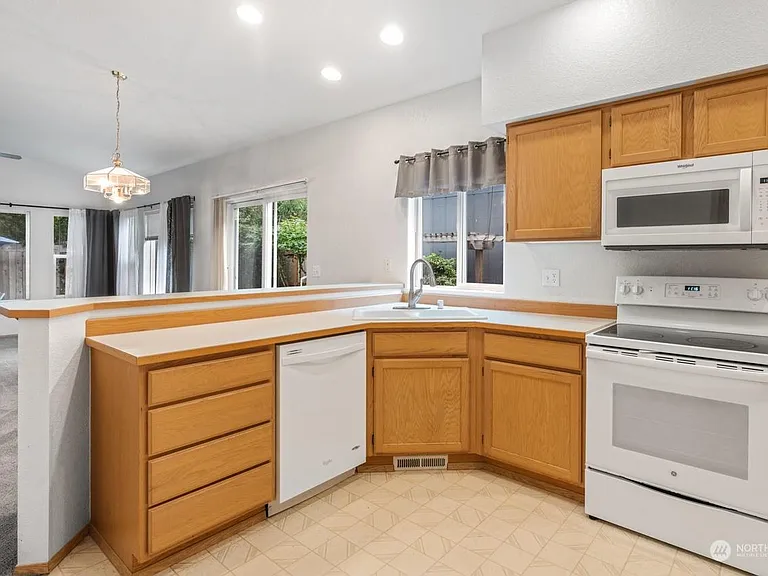 4530 Seville Dr SE — Photo 2