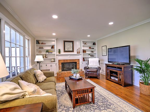 Lovely Fireplace/Built-ins