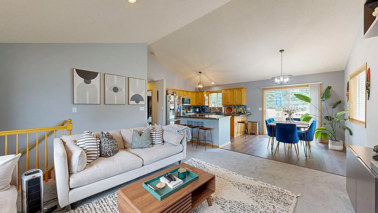 4 bed, 2.0 bath, 2552 sqft, $2,500 — Photo 2