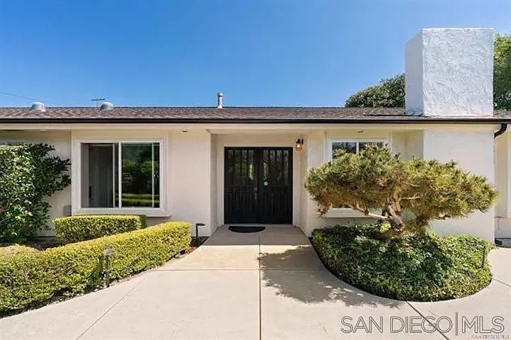 445 Avenida Primavera — Photo 2