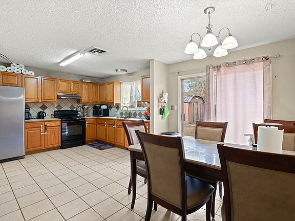 5th image of 427 Rosewood Dr