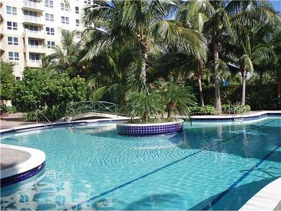 3rd image of 19501 W Country Club Dr APT 1807