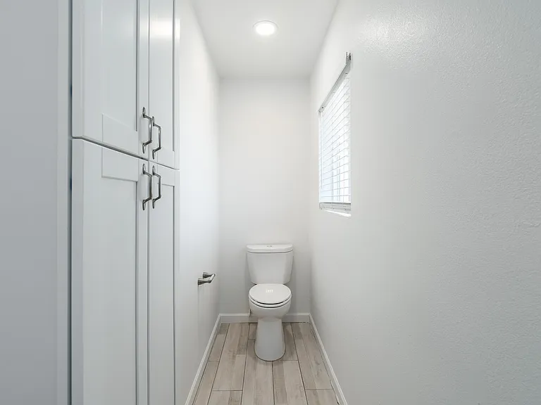 Ensuite bath with great storage