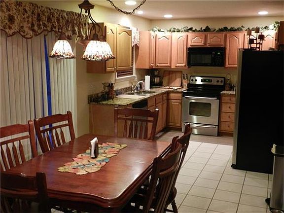 5th image of 826 Stonebridge Dr