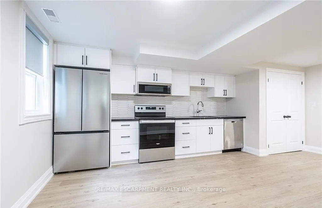 3 bed, $2,100 — Photo 4