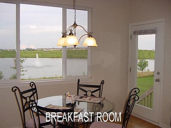 Breakfast Room w/Lake Views