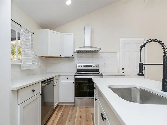 Kitchen with all appliances