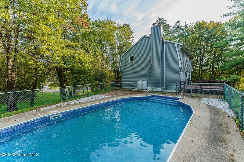 4th image of 883 Jefferson Hill Road