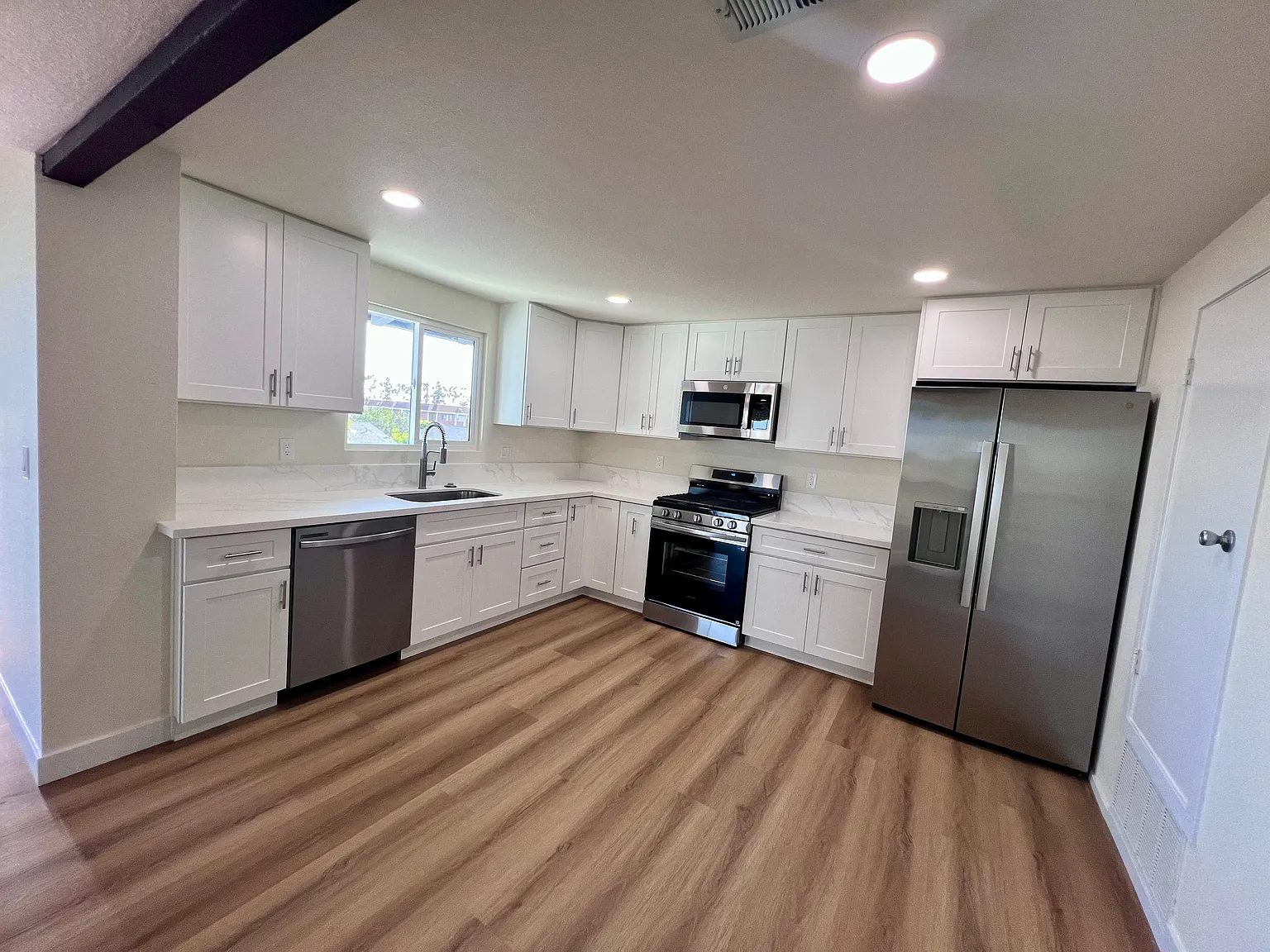 2 bed, 1100 sqft, $4,200 — Photo 3