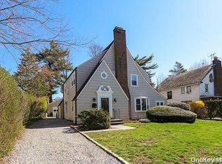 21 Nirvana Ave, Great Neck, NY 11023
