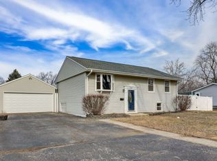 560 Willow Rd, Wauconda, IL 60084