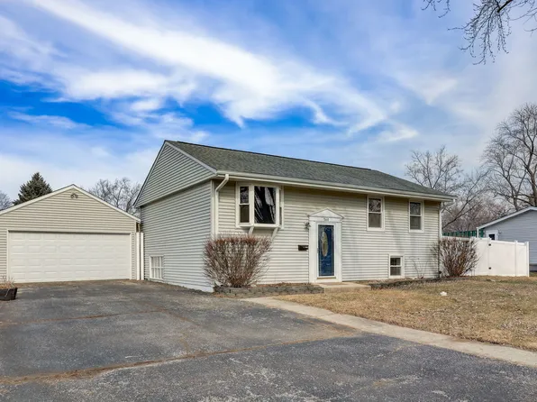 560 Willow Rd, Wauconda, IL 60084