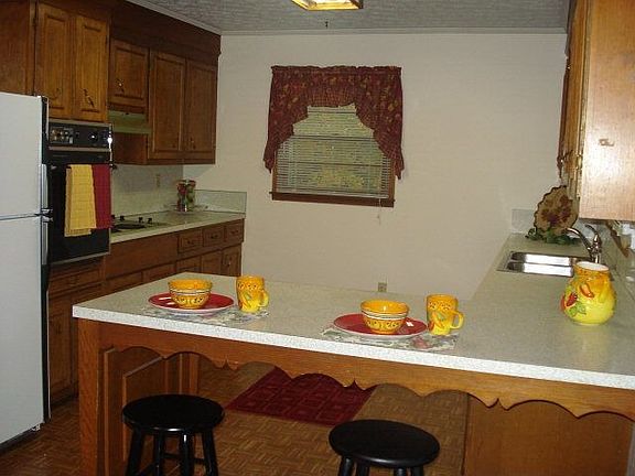 Kitchen with breakfast bar