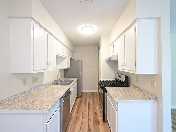 5th image of 5003 S Pleasant Valley Rd #A