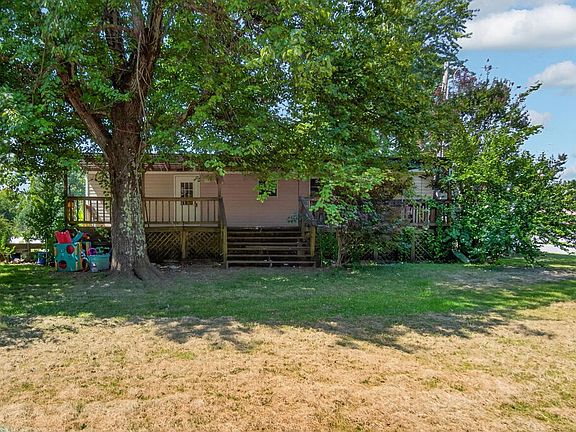 5th image of 135 Cedar Ln