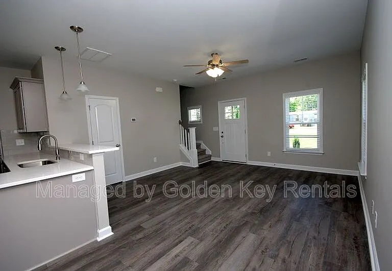 506 W 1st St — Photo 3