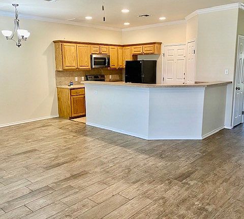 5th image of 4421 Oak Grove Blvd