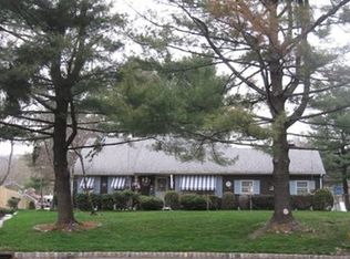 52 Woodcrest Ln, Green Brook, NJ 08812