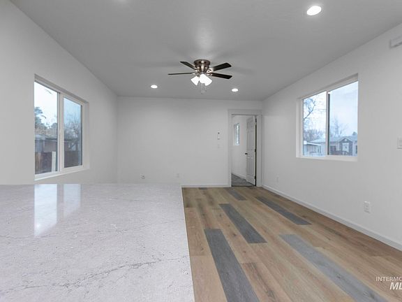 5th image of 450 W Greenleaf St