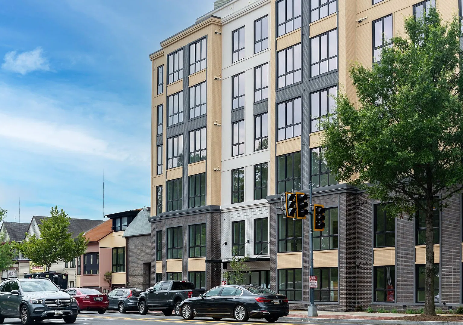 Modern Living Along Georgia Avenue in Northwest DC - All Utilities Included — Photo 4