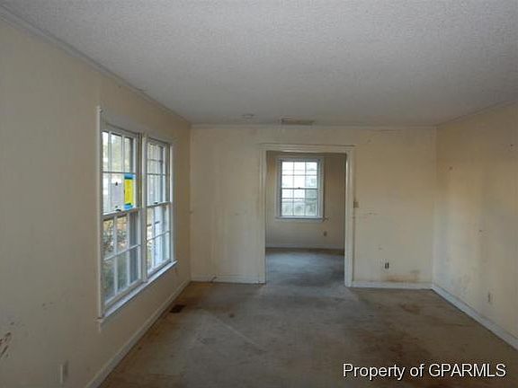 3rd image of 2915 Ellsworth Dr