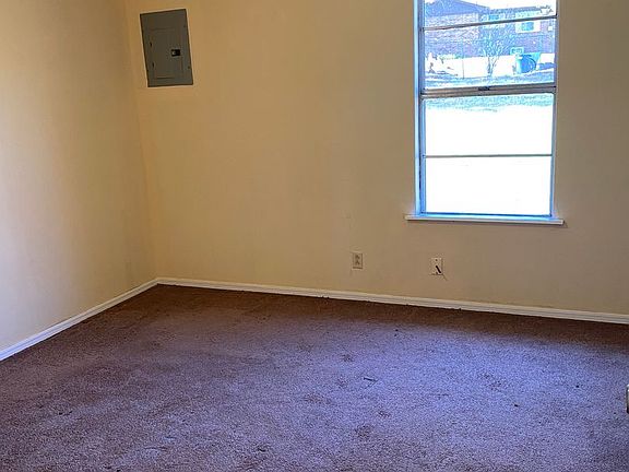 4th image of 300 E Knoxville St APT 4