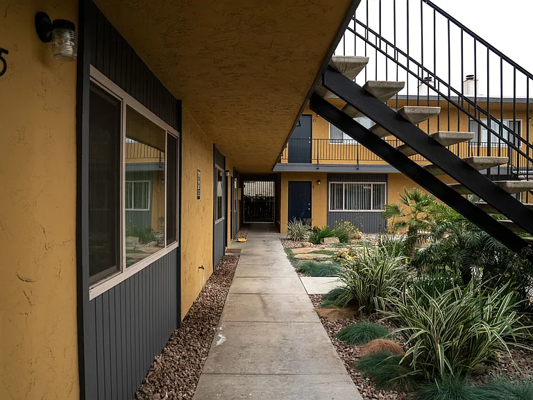 C St — Photo 5