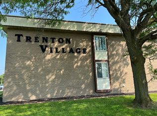 3901 Fort St APT 107, Trenton, MI 48183