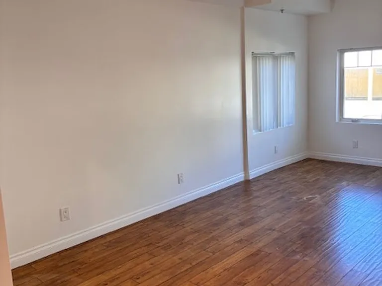 3 Bedroom 2 bathroom unit available, Larchmont area — Photo 7