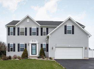 4907 Cloverleaf Ln, Lockport, NY 14094