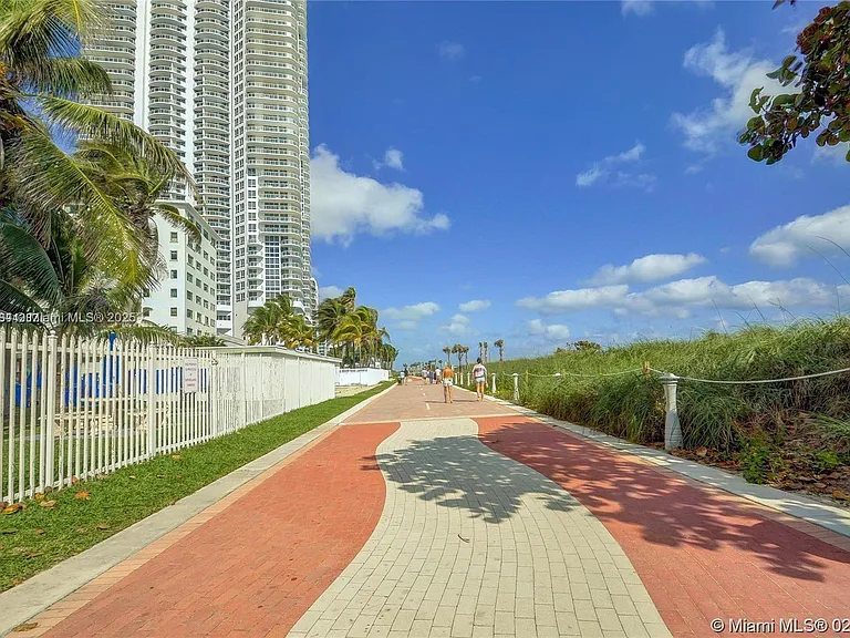 6301 Collins Ave #807 — Photo 12
