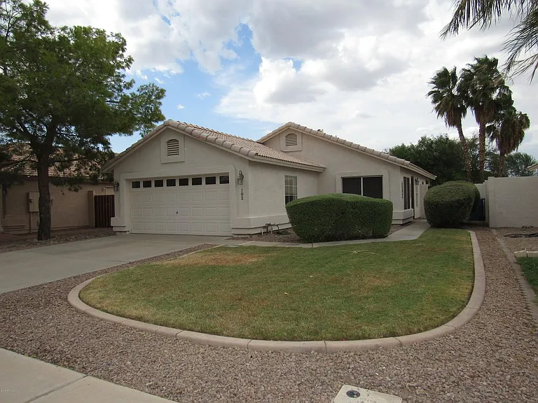 102 W Gail Dr — Photo 2