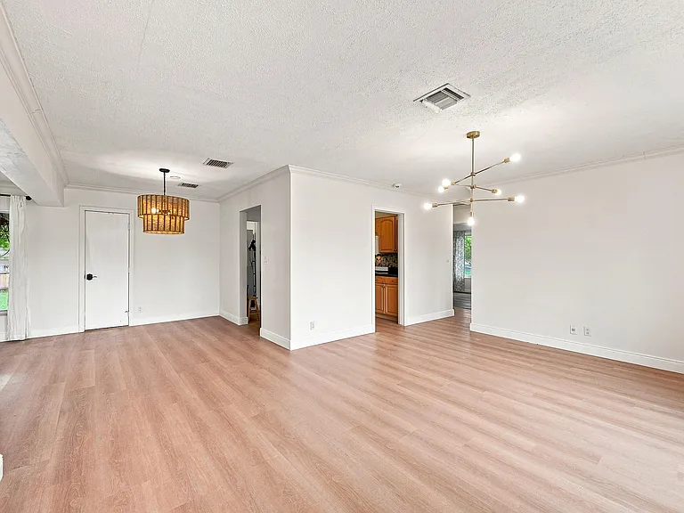 351 SW 13th St — Photo 7