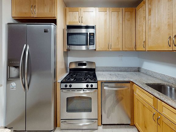 4th image of 301 E 47th St APT 2O