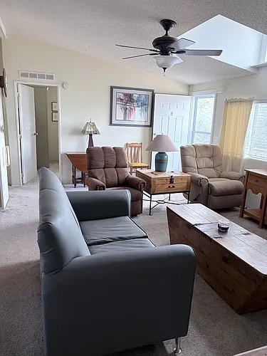 1433 Post Ave Photo 1