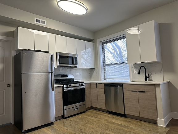 4th image of 2338-2348 W Wilson Ave #2346-3