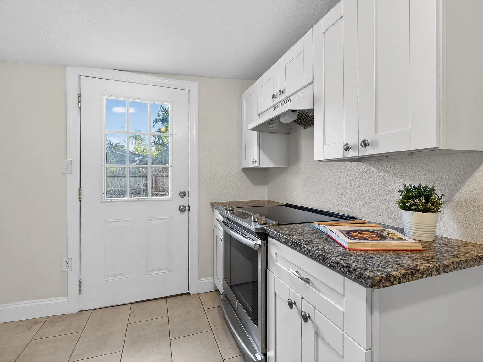 2 bed, 784 sqft, $2,190 — Photo 3