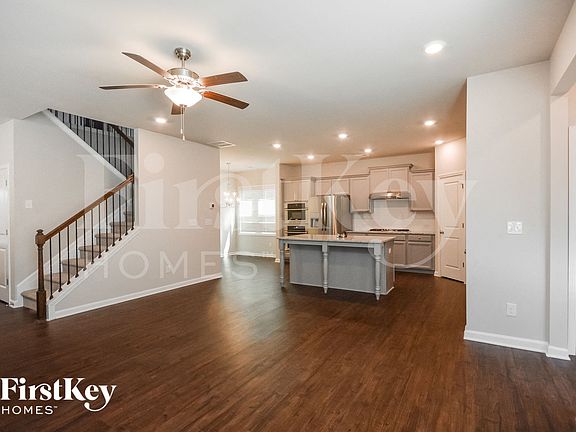 3rd image of 3644 Moon Crest Dr