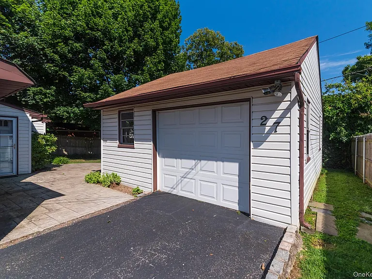27 Collins Rd — Photo 3