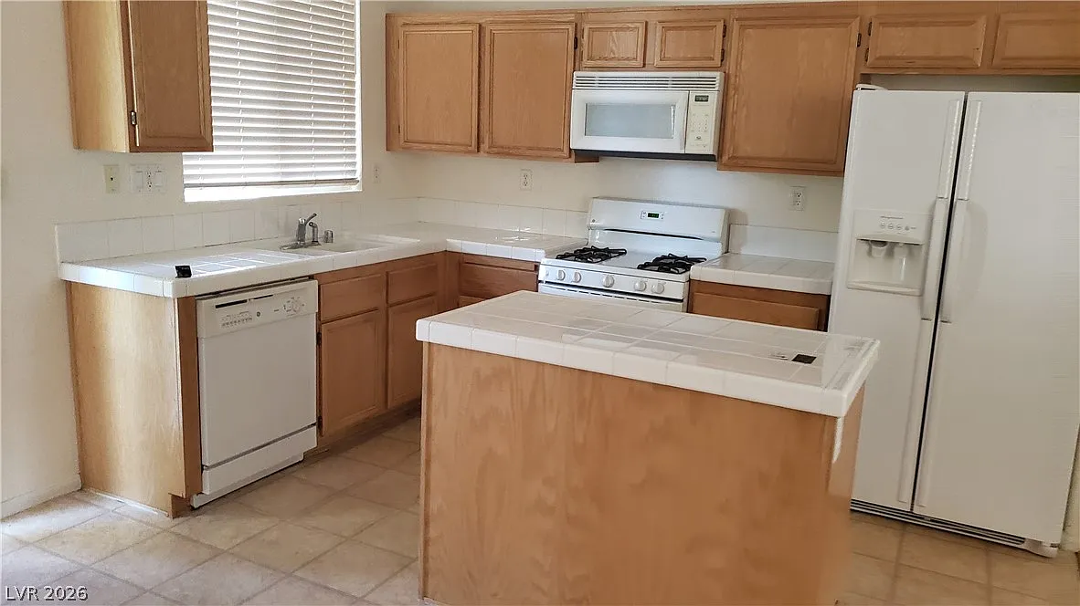 3 bed, 2.0 bath, 1378 sqft, $2,024 — Photo 3