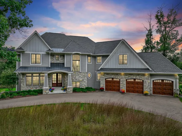 21 Cherrywood Cir, North Oaks, MN 55127