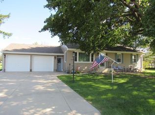 907 S Main St, Monticello, IA 52310