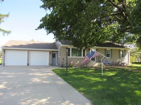 907 S Main St, Monticello, IA 52310