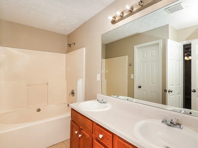 501 Saint Charles Ave — Photo 16