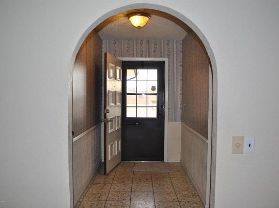 3rd image of 3814 Holiday Dr