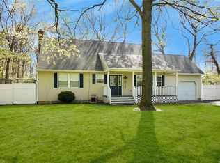 99 Hillside Ave, Saint James, NY 11780