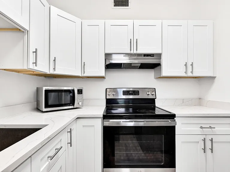 2555 NE 11th St #104 — Photo 5